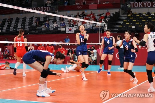 2020도쿄올림픽 여자배구경기에서 한국의 에이스 김연경이 센터라인 옆에서 공격을 성공한 뒤 환호하고 있다. [도쿄=연합뉴스 자료사진]