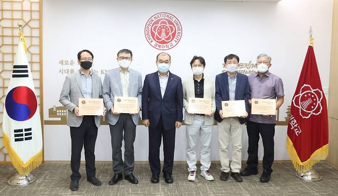 경북대 교내 우수 연구소들이 수상을 한 후 기념촬영을 하고 있다. 사진 왼쪽부터 백문창 세포기질연구소장, 이영호 영남문화연구원장, 홍원화 총장, 문준식 방재연구소장, 장정호 사범대학부속중등교육연구소 사무처장, 이인중 국제개발연구원장. [사진 제공 = 경북대]