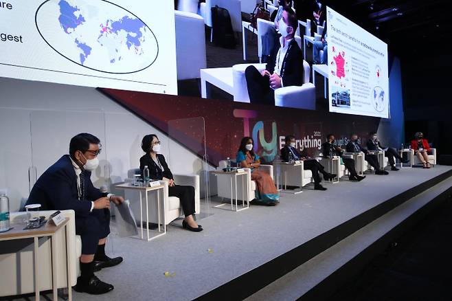 이성호 한국창업학회장(맨 왼쪽)이 16일 서울 신라호텔에서 열린 `트라이 에브리싱 2021`의 `글로벌 창업정책 라운드 테이블` 세션 좌장을 맡아 참석자들의 발언을 듣고 있다. [이충우 기자]