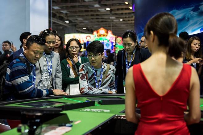 지난 2018년 마카오에서 열린 게임산업박락회.  참석자들이 카지노 게임을 들여다 보고 있다.  /사진=AFP통신