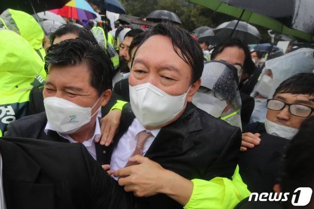 (구미=뉴스1) 공정식 기자 = 윤석열 국민의힘 대선 경선 후보가 17일 오전 경북 구미시 박정희 전 대통령 생가를 찾아 추모관 참배를 마친 뒤 경찰의 호위를 받으며 생가를 떠나고 있다. 2021.9.17/뉴스1