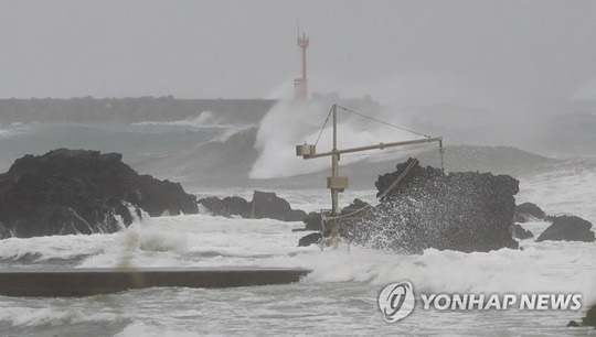 태풍 ‘찬투’ 제주 최근접 : (서귀포=연합뉴스) 태풍 ‘찬투’가 제주에 최근접한 17일 오전 서귀포시 보목동 앞바다에 강한 파도가 몰아치고 있다. 2021.9.17