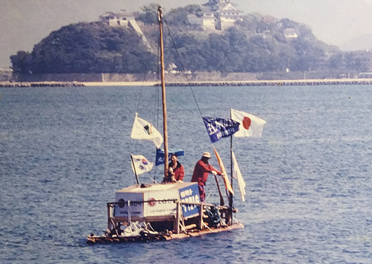 2001년 4월 9일 전남 영암항을 출발한 채바다 회장의 ‘왕인박사호’가 14일 목적지인 일본 규슈 사가현 가라스항을 향해 순항하고 있다. 사진 오른쪽이 채바다 회장.  채바다 회장 제공