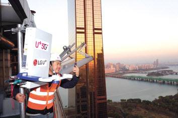 LG유플러스 직원이 추석 명절을 맞아 차량 소통이 많은 올림픽대로 인근 건물 옥상에서 5G 기지국을 점검하고 있다. [LG유플러스 제공]