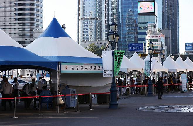 15일 서울역 광장에 마련된 코로나19 임시 선별검사소에 시민들이 검사를 받기 위해 기다리고 있다. 이날 코로나19 신규 확진자 수는 2천80명으로, 6일만에 다시 2천명대로 올라섰다. 연합뉴스