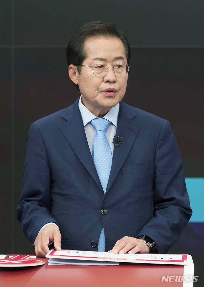 [서울=뉴시스] 국회사진기자단 = 홍준표 국민의힘 대선 경선 예비후보가 16일 서울 중구 TV조선에서 열린 방송토론회에서 토론 준비를 하고 있다. 2021.09.16. photo@newsis.com