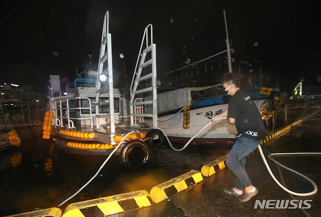 [서귀포=뉴시스] 우장호 기자 = 제14호 태풍 '찬투(CHANTHU)'가 북상 중인 16일 오후 제주 서귀포항에서 한 선주가 선박 결속 상태를 점검하고 있다. 기상청은 태풍이 17일 오전 6시 서귀포 남남동쪽 약 50㎞ 해상까지 진출하겠다고 예보했다. 2021.09.16. woo1223@newsis.com