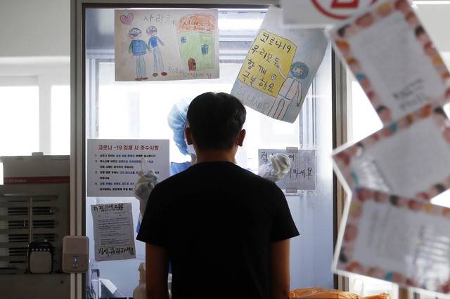 [광주=뉴시스] 변재훈 기자 = 25일 광주 북구 용봉동 코로나19 선별진료소에서 보건소 의료진들이 검체를 채취하고 있다. (사진=광주 북구 제공) 2021.08.25. photo@newsis.com *재판매 및 DB 금지