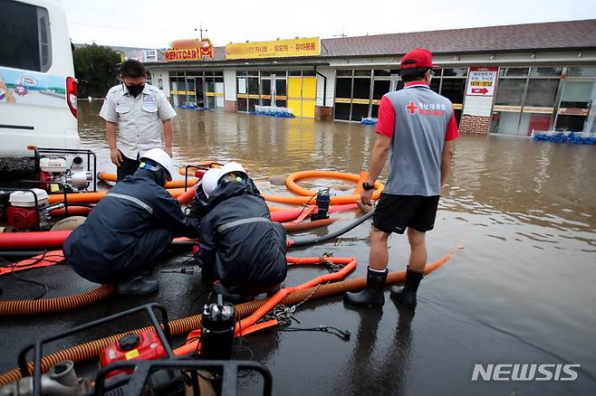 [제주=뉴시스] 우장호 기자 = 제14호 태풍 '찬투(CHANTHU)'가 제주를 통과한 17일 오전 제주시 용담2동에 위치한 상가 건물과 부지가 불어난 빗물에 침수돼 배수작업이 이뤄지고 있다. 2021.09.17. woo1223@newsis.com