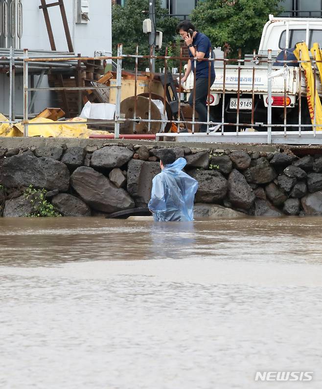 [제주=뉴시스] 우장호 기자 = 제14호 태풍 '찬투(CHANTHU)'가 제주를 통과한 17일 오전 제주시 용담2동에 위치한 상가 건물과 부지가 불어난 빗물에 침수돼 배수작업이 이뤄지고 있다. 2021.09.17. woo1223@newsis.com