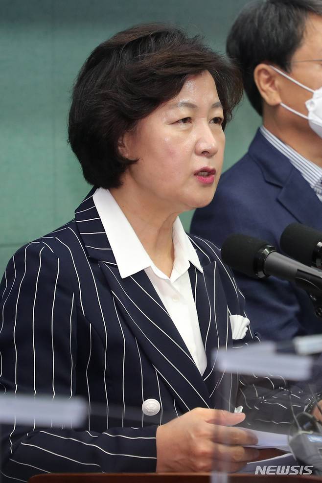 [전주=뉴시스] 김얼 기자 = 추미애 더불어민주당 대선 경선 후보가 17일 전북 전주시 전북도의회 브리핑룸에서 전라북도 비전발표회를 열고 질의에 답변하고 있다. 2021.09.17. pmkeul@newsis.com