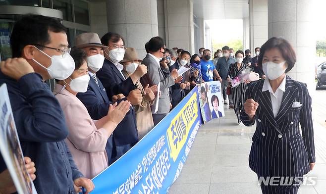 [전주=뉴시스] 김얼 기자 = 추미애 더불어민주당 대선 경선 후보가 17일 전북 전주시 전북도의회 브리핑룸에서 열릴 전라북도 비전발표회에 참석하기 앞서 지지자들과 인사를 나누고 있다. 2021.09.17. pmkeul@newsis.com