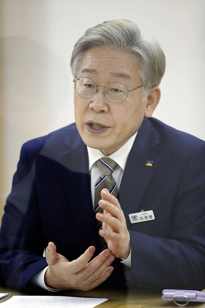 [수원=뉴시스] 최동준 기자 = 이재명 더불어민주당 대선 경선 후보가 9일 경기 수원시 경기도청에서 뉴시스와 인터뷰를 하고 있다. 2021.09.10. photocdj@newsis.com