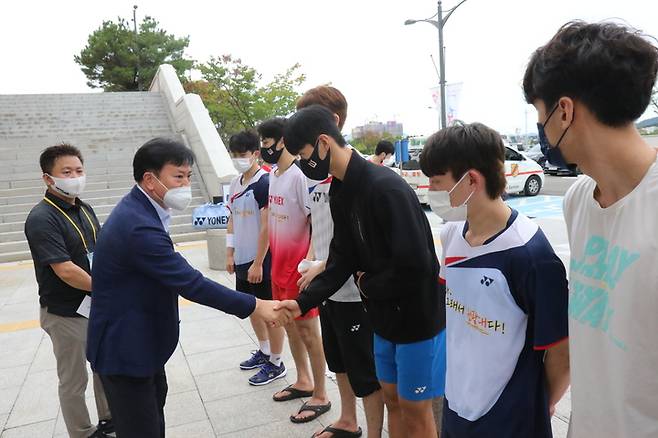 [전주=뉴시스] 정강선 전북도체육회장이 전국체전에 출전중인 전북선수단을 현지인 구미에서 격려하고 있다. photo@newsis.com *재판매 및 DB 금지