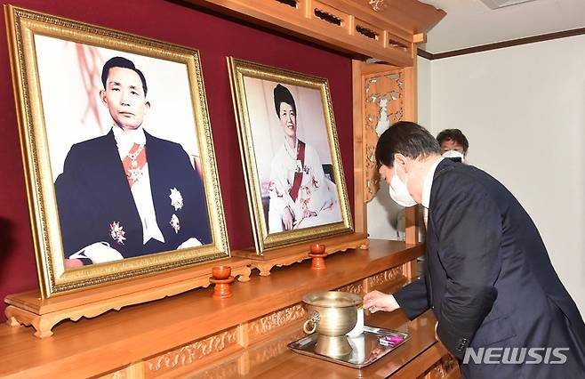 [구미=뉴시스] 이무열 기자 = 윤석열 국민의힘 대선 경선 후보가 17일 오전 경북 구미시 상모동 박정희 전 대통령 생가를 찾아 영정에 분향하고 있다. 2021.09.17. lmy@newsis.com