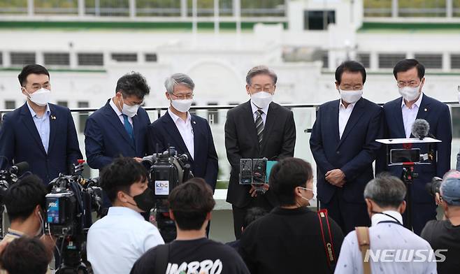 [광주=뉴시스] 류형근 기자 = 더불어민주당 대선 주자인 이재명 경기지사가 17일 오전 광주 동구 전일빌딩245 옥상에서 기자들과 질의 응답하고 있다. 2021.09.17. hgryu77@newsis.com