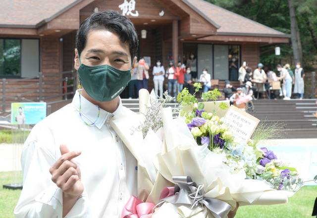 [울산=뉴시스] 배병수 기자 = 31일 오전 남구 울산대공원 북카페 지관 앞에서 울산 출신의 유명 트로트 가수 '박군'이 울산시 홍보대사 위촉식이 끝난 뒤 포즈를 취하고 있다. 2021.05.31. bbs@newsis.com