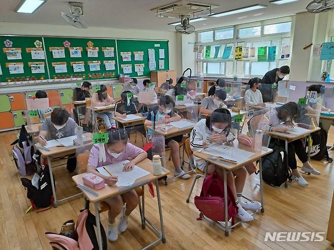 [대구=뉴시스] 이지연 기자 = 대구 달서구 용산동의 용전초등학교 학생들. (사진=강서소방서 제공) 2021.09.17. photo@newsis.com