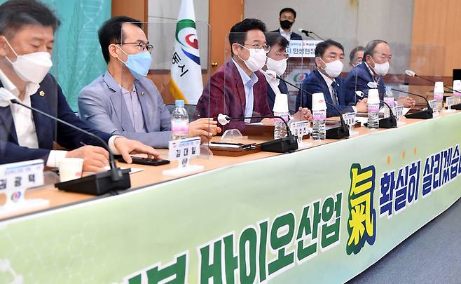 [안동=뉴시스] 17일 안동시청 회의실에서 '경북 바이오산업 분야 기 확실히 살리자'라는 주제로 스물 한 번째 '새바람 행복버스 현장 간담회'가 열리고 있다. (사진=경북도 제공) 2021.09.17 *재판매 및 DB 금지