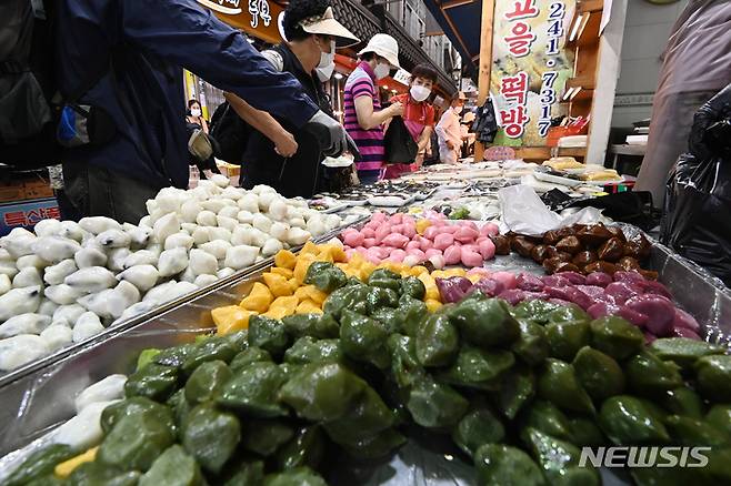 [수원=뉴시스] 김종택기자 = 민족대명절 추석을 나흘 앞둔 17일 경기도 수원시 팔달구 못골시장에서 명절 상차림 준비를 위해 장보러 온 시민들이 먹음직스런 송편을 구입하고 있다. 2021.09.17.jtk@newsis.com