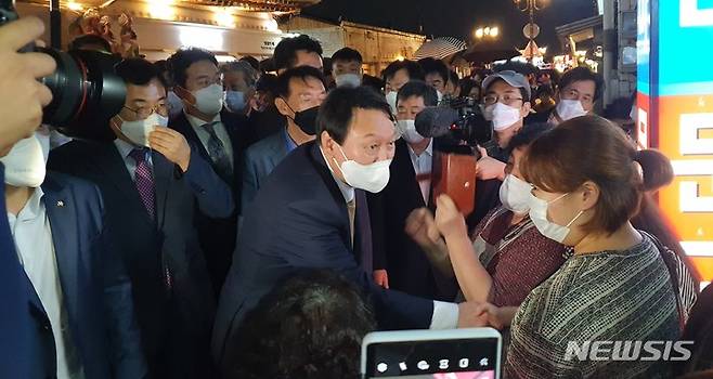[경주=뉴시스] 이은희 기자 = 국민의힘 대선주자인 윤석열 전 검찰총장이 17일 오후 경주 황리단길을 찾아 상인들과 인사를 나누고 있다. 2021.9.17. leh@newsis.com
