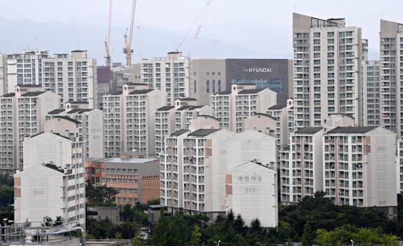 정부의 잇따른 ‘집값 고점’ 경고에도 서울 집값 상승세가 멈추지 않고 있다. 특히 최근의 집값 상승세는 서울 강남권 등 주요지역은 물론 수도권 외곽으로 급격히 옮겨붙고 있다. 부동산원의 주간 통계 기준 올해 들어 지난주까지 아파트값이 가장 많이 오른 광역시·도는 인천(12.35%)과 경기(10.81%) 순으로, 서울(2.45%) 상승률의 4.4∼5.0배에 달한다. 사진은 12일 경기도 성남시 분당구 내 아파트 모습. 2021.7.12 오장환 기자 5zzang@seoul.cco.kr