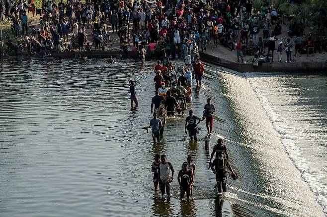 델 리오 강을 건너는 아이티 인 등 이민자들의 모습. 사진=로이터 연합뉴스