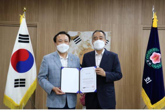 ‘서울특별시친일잔재청산특별위원회’ 위원장으로 선임된 서을특별시의회 김용연 시의원(왼쪽)과 조선의열단기념사업회 박우섭 회장.