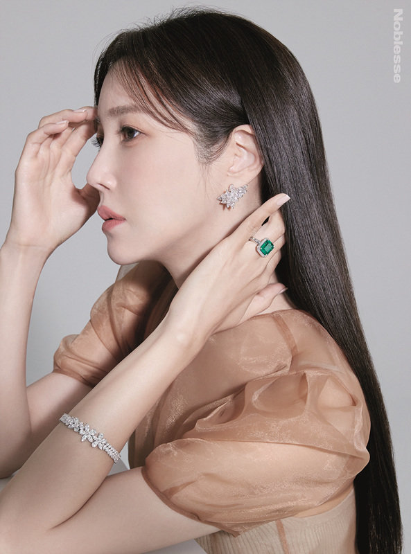 A jewelery pictorial with actor Lee Ji-ah has been released.Lee Ji-ah, who decorated the cover of the magazine Noblesse, captivated Sight with his unique Elegance beauty and alluring figure.More pictorials by Lee Ji-ah can be found in the October issue of Noblesse.