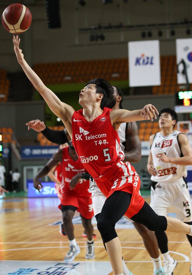 SK의 김선형이 17일 열린 프로농구 KBL 컵대회 준결승 KT와의 경기에서 상대 수비를 뚫고 레이업 슛을 시도하고 있다. 상주/연합뉴스