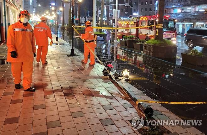 태풍 '찬투' 영향…강풍에 쓰러진 가로등 (제주=연합뉴스) 태풍 찬투의 영향으로 제주에 강한 비바람이 휘몰아친 16일 오후 제주시 건입동의 한 인도에 있는 가로등이 쓰러져 소방대원들이 안전 조치를 하고 있다. 2021.9.16 [제주도 소방안전본부 제공. 재판매 및 DB 금지] dragon.me@yna.co.kr