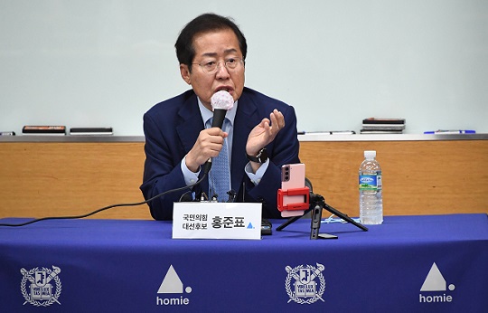 국민의힘 대선주자인 홍준표 의원이 지난 15일 서울대 초청 토크콘서트에서 학생들의 질의에 답하고 있다. 사진=뉴스1