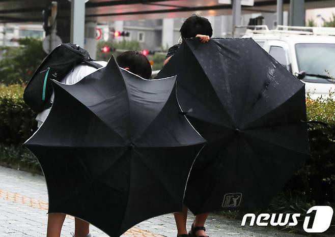 제7호 태풍 '쁘라삐룬'이 북상 중인 3일 오후 부산 동구 범일동 일대에서 학생들이 우산으로 비바람을 막으며 걸어가고 있다. 2018.7.3/뉴스1 © News1 여주연 기자