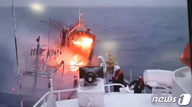 제주 해상 화재 당시 나라호 이창민 선장이 승선원 7명 전원을 구조하는 모습. (해양경찰청 제공) 2020.12.7/뉴스1