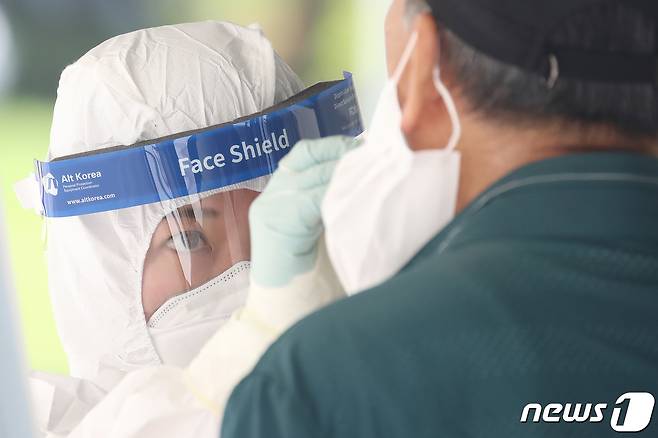 지난 9일 신종 코로나바이러스 감염증(코로나19) 신규 확진자가 이틀 연속 2000명을 돌파한 가운데 이날 오전 대구 중구 국채보상운동기념공원 임시선별검사소에서 코로나19 진단검사가 진행되고 있다. 2021.9.9/뉴스1 © News1 공정식 기자