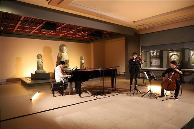 국립경주박물관의 '박물관 속 피아노' 미륵삼존불 공연 사진