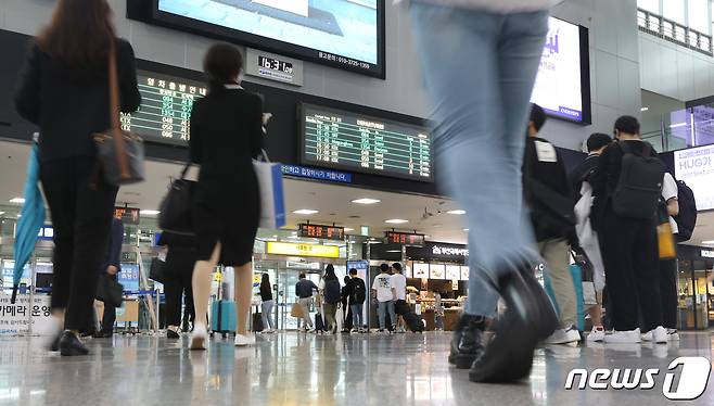 추석 연휴를 앞둔 17일 오후 부산 동구 부산역을 찾은 귀성객들이 열차 탑승을 위해 이동하고 있다. 2021.9.17/뉴스1 © News1 여주연 기자