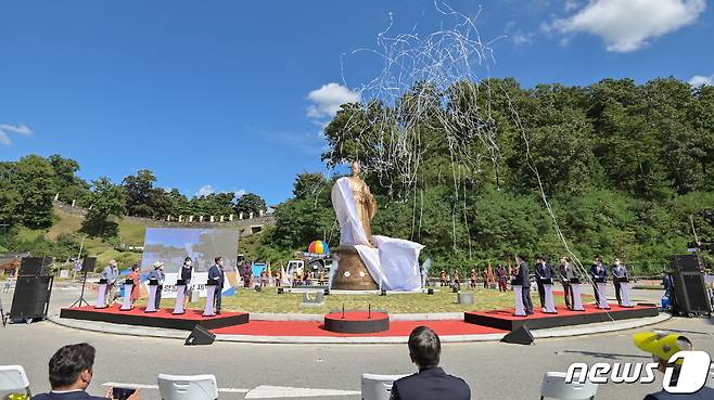 18일 제25대 무령왕이 1500년 만에 유네스코 세계유산인 공주 공산성 앞에 웅장한 모습으로 부활했다.© 뉴스1