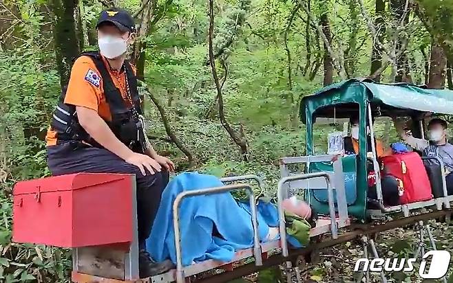 18일 오후 3시2분쯤 제주 한라산 관음사 탐방로에서 하산하던 관광객 A씨(51)와 B씨(51)가 말벌에 쏘여 119구조대에 의해 이송되는 모습.(제주소방서 제공)2021.9.18/뉴스1