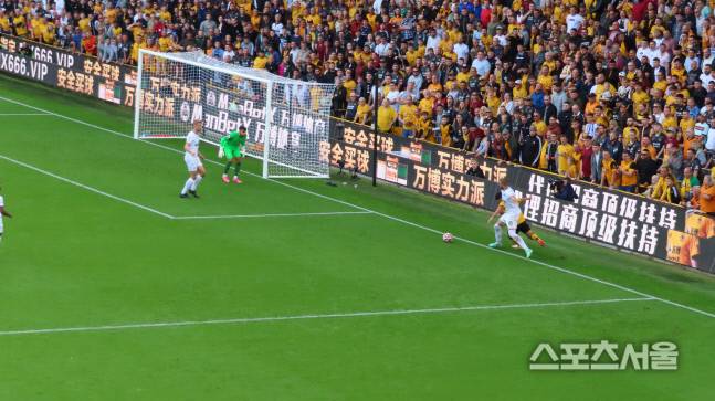 황희찬이 18일(한국시간) 브렌트포드전에서 돌파를 시도하고 있다. 울버햄턴 | 장영민통신원