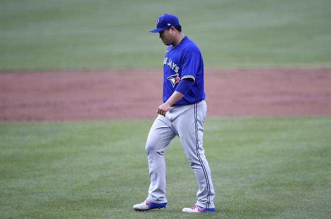 BALTIMORE, MARYLAND - SEPTEMBER 11: Hyun Jin Ryu #99 of the Toronto Blue Jays walks to the dugout after being taken out of the game in the third inning against the Baltimore Orioles during game one of a doubleheader at Oriole Park at Camden Yards on September 11, 2021 in Baltimore, Maryland.   Greg Fiume/Getty Images/AFP

== FOR NEWSPAPERS, INTERNET, TELCOS & TELEVISION USE ONLY ==





<저작권자(c) 연합뉴스, 무단 전재-재배포 금지>