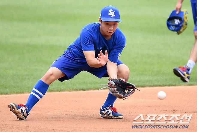 2021 KBO리그 삼성 라이온즈와 두산 베어스의 경기가 12일 대구삼성라이온즈파크에서 열렸다. 삼성 김지찬이 수비 훈련을 하고 있다. 대구=박재만 기자 pjm@sportschosun.com/2021.08.11/