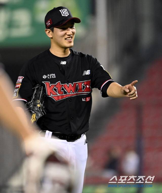 2021 KBO리그 KT 위즈와 LG 트윈스의 경기가 30일 잠실구장에서 열렸다. 6회말 1사 1루, KT 고영표가 LG 김현수를 병살로 처리하며 위기를 넘긴 후 미소짓고 있다. 잠실=허상욱 기자 wook@sportschosun.com