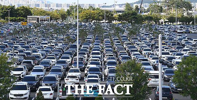 주차장에 빼곡히 자리한 차량들.