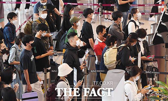 출국 수속 기다리는 긴 줄. 고향으로, 여행지로 떠나기 위해 모인 시민들.