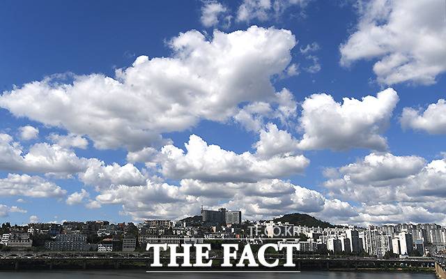 추석 연휴 첫날인 18일 오후 서울 동호대교 일대에서 바라 본 도심 위로 청명한 하늘과 구름이 장관을 이루고 있다. /이새롬 기자