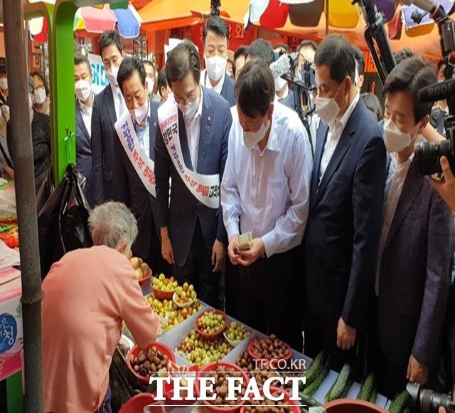 진주중앙시장을 찾은 윤 전 총장이 시장 민심을 살피고 있다./진주=이경구 기자