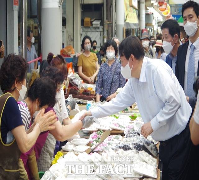 윤 전 총장이 창원 마산어시장의 상인과 악수를 나누며 인사하고 있다./창원=강보금 기자