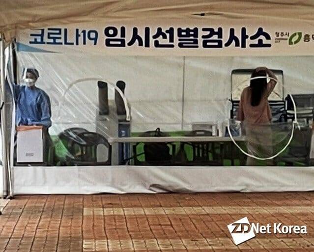 18일 0시 기준 국내 신규 확진자 수는 2천87명으로 집계됐다. 사진은 추석연휴 기간동안 오송역에 마련된 임시선별검사소. (사진=김양균 기자)