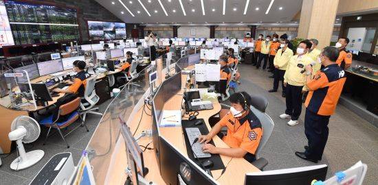 18일 추석연휴 첫 날 이철우 경북도지사가 소방상황실을 방문해 비상근무태세를 점검하고 있다.